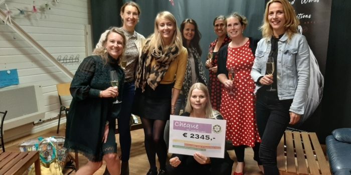 De Ladies' Circle N.W. Veluwe reikt cheque uit aan Beyond Words Productions (Beyond Words Productions)