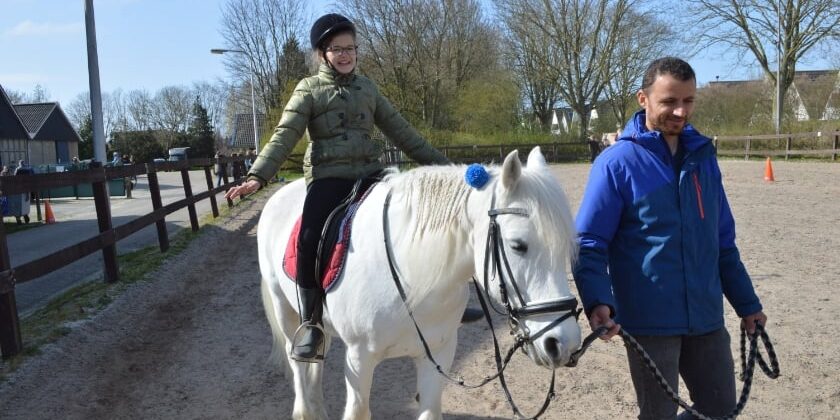 Ladies’ Circle Dronten haalt 700 euro op voor Stichting Paardrijden Gehandicapten